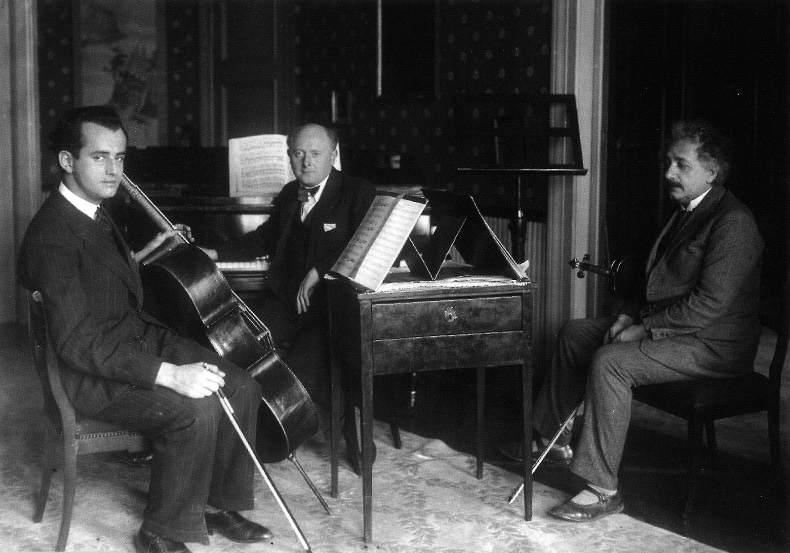 Während Francesco von Mendelssohn versuchte als Profi-Cellist weiterzukommen, war Albert Einstein ein berühmter und qualitativ umstrittener Dilettant an der Violine. Hier spielen beide in der Berliner Wohnung des Physikers, © bpk / Bayrische Staatsbibliothek / Archiv Heinrich Hoffmann