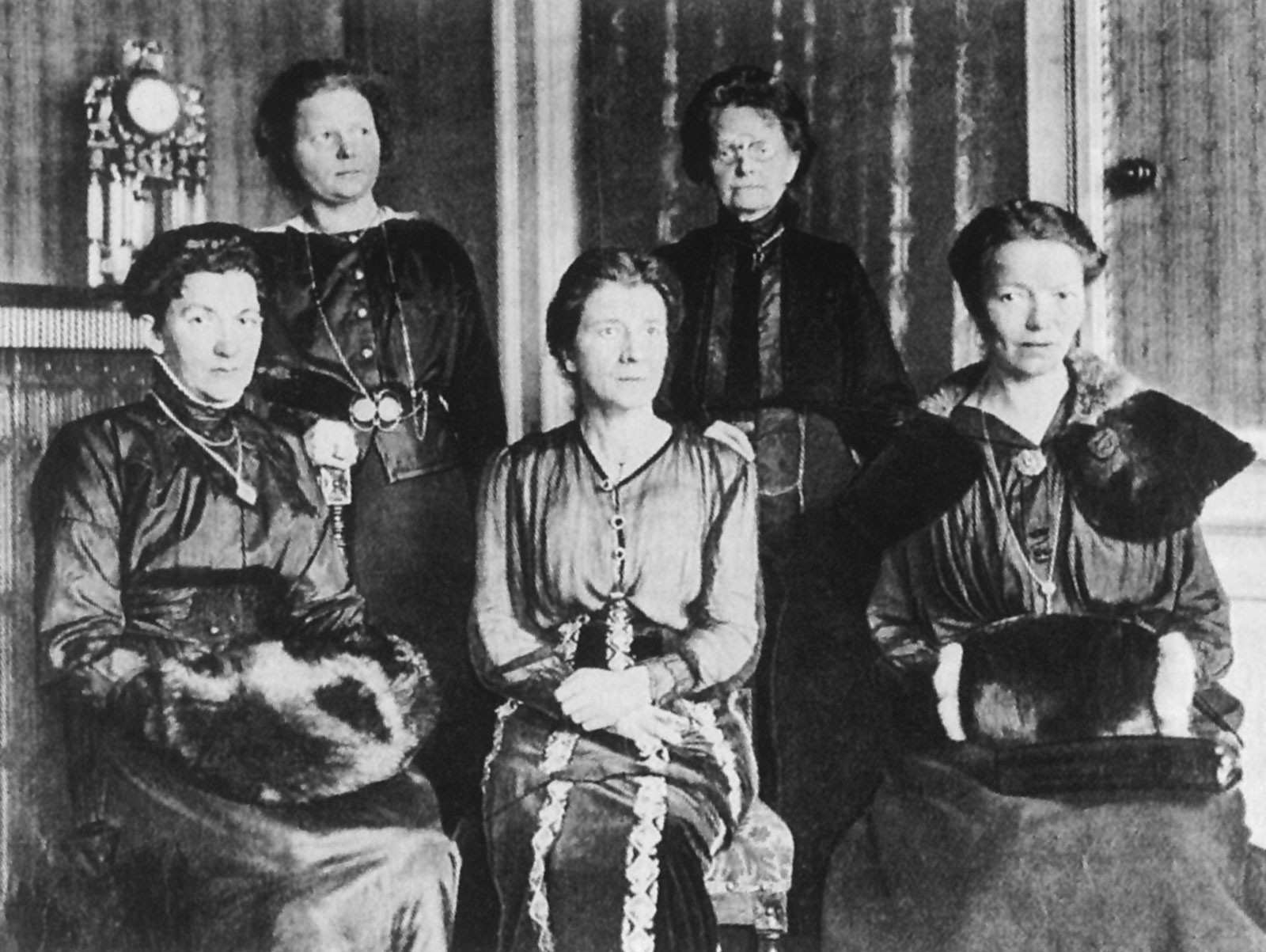 Delegates of the Deutsche Demokratische Partei (DDP, German Democratic Party), founded by Friedrich Naumann, shown at the National Assembly of the Weimar Republic in 1919: Elisabeth Brönner, Marie Baum, Gertrud Bäumer, Katharina Klose, and Elise Ekke. © Archiv und Museum der Universität Heidelberg.